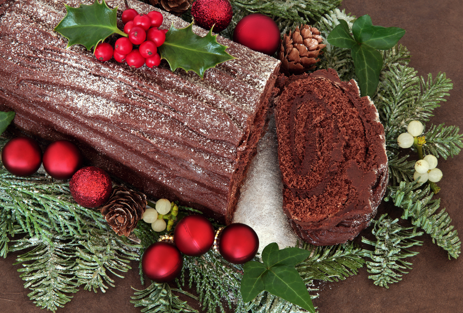 Chocolate yule log cake recipe! A bûche de Noël with glutenfree and natural  colouring powder options… :) | lili's cakes